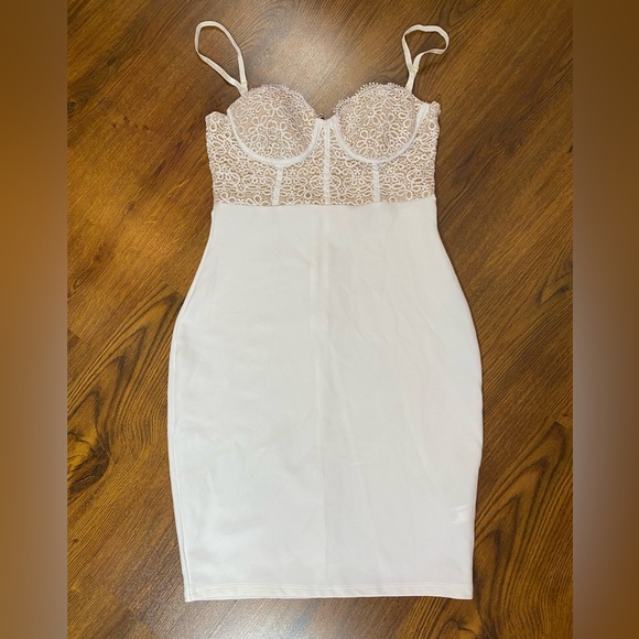 🌷 White Lace Corset Style Midi Dress 🌷 - Picture 3 of 11